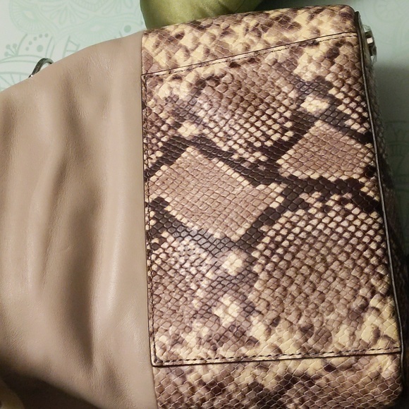 EUC Michael Kors Animal print bucket bag in grey, white and black - Picture 4 of 8